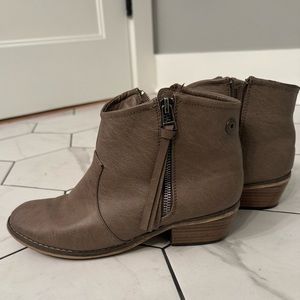 Breckelle’s Bootie Size 7.5